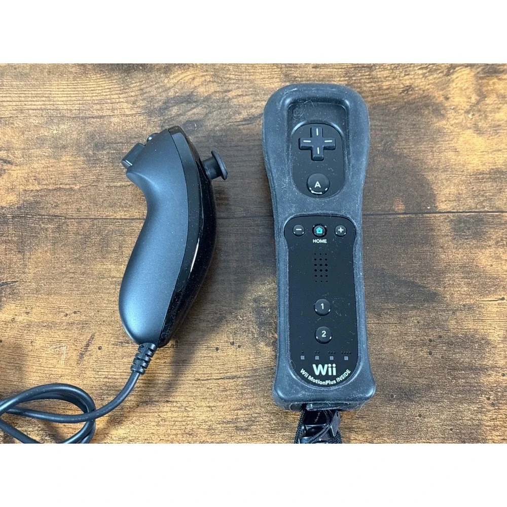 Nintendo Wii RVL-101 Black Console Bundle with Wii Sports & Resort Boxed